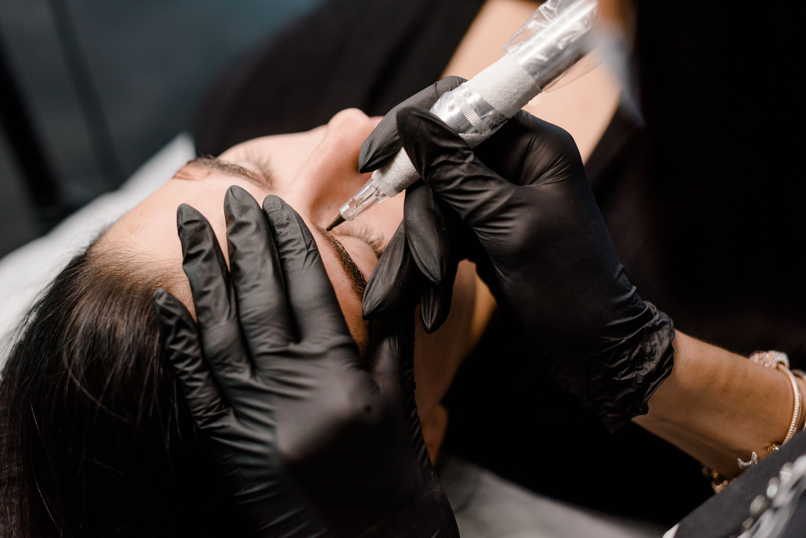 Usuwanie makijażu permanentnego brwi i tatuaży